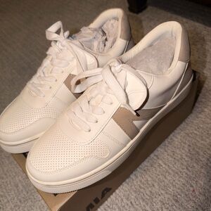 MIA sneaker